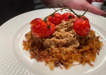 Risotto aos 3 alhos com Crispy de Cebola e Tomate Cereja Confit