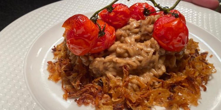 Risotto aos 3 alhos com Crispy de Cebola e Tomate Cereja Confit